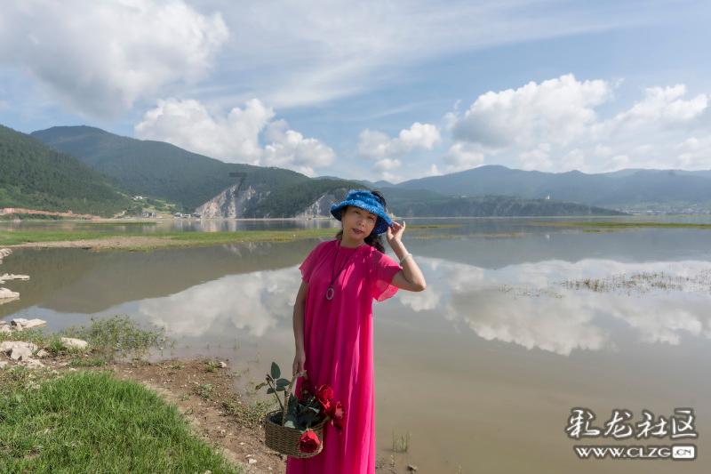高手在民间!山东男子耗时7天在6毫米瓶口内画2条龙